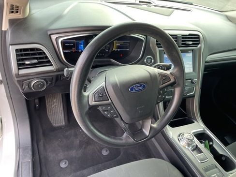 Used 2017 Ford Fusion SE w/ Fusion SE Technology Package image 27
