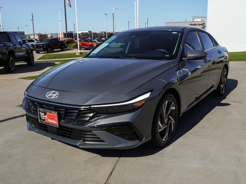 Used 2025 Hyundai Elantra Limited FWD image 4