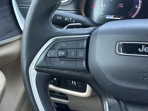 Used 2025 Jeep Grand Cherokee Limited w/ Black Appearance Package RWD image 18