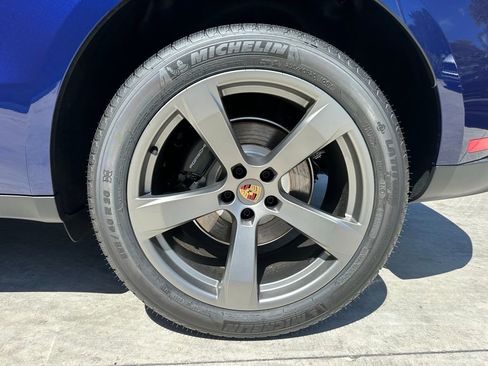 Used 2025 Porsche Macan AWD/4WD image 40