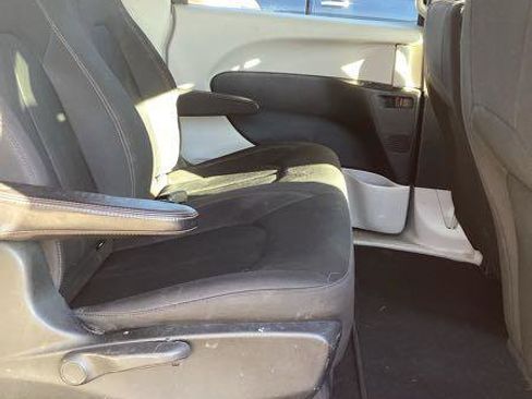Used 2018 Chrysler Pacifica L image 14