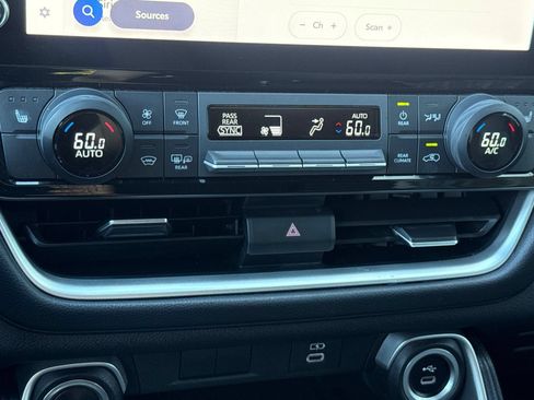 Used 2025 Toyota Grand Highlander AWD image 21