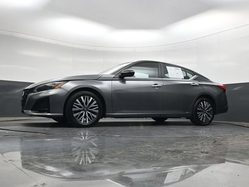 Used 2025 Nissan Altima 2.5 SV FWD image 39
