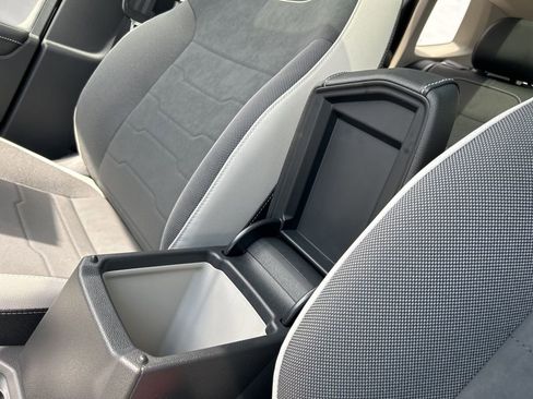 Used 2025 Volkswagen Taos SE image 33