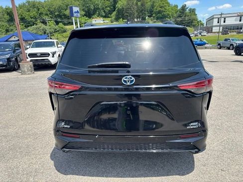 Used 2023 Toyota Sienna XSE w/ XSE Plus Package AWD/4WD image 18