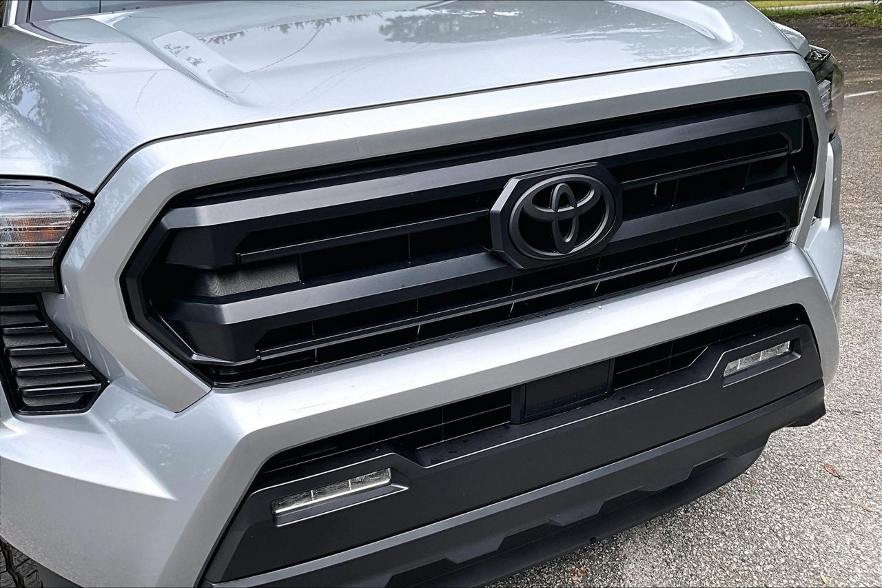 Used 2025 Toyota Tacoma SR5 AWD/4WD image 33