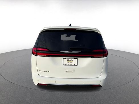 Used 2025 Chrysler Pacifica Select image 12