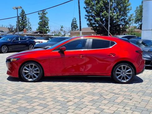 Used 2019 MAZDA MAZDA3 Hatchback w/ Preferred Package FWD image 2