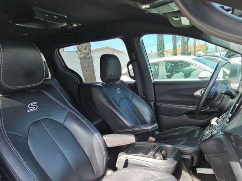 Used 2018 Chrysler Pacifica Touring-L w/ Premium Audio Group FWD image 25