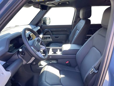 New 2024 Land Rover Defender 110 SE image 9