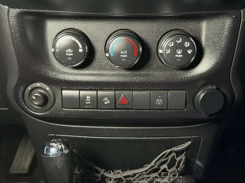 Used 2014 Jeep Wrangler Unlimited Sahara w/ Connectivity Group AWD/4WD image 33