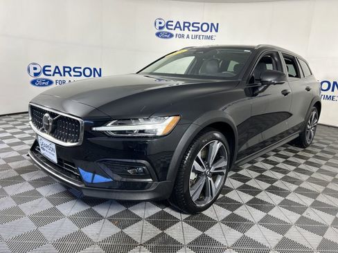 Used 2025 Volvo V60 B5 Cross Country Plus image 1