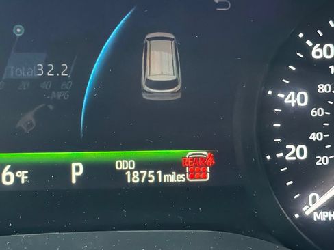 Used 2025 Toyota Sienna LE FWD image 9
