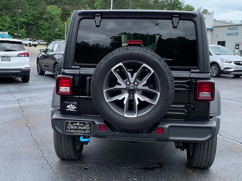 Used 2024 Jeep Wrangler Unlimited w/ Convenience Group AWD/4WD image 3