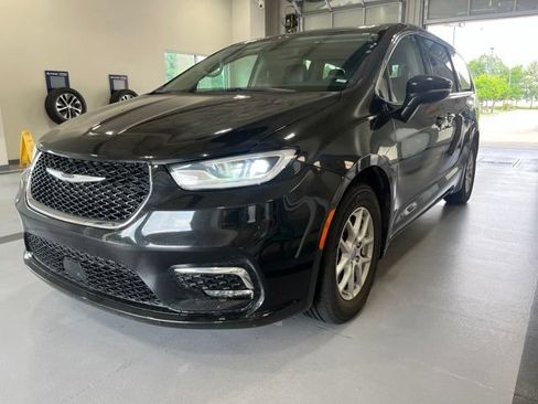 Used 2023 Chrysler Pacifica Touring-L FWD image 1