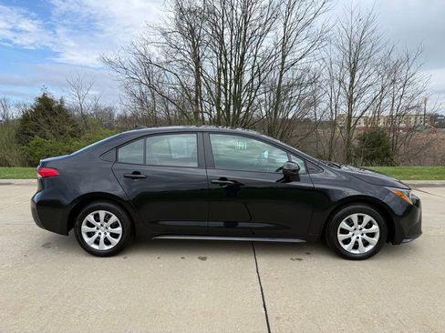 Used 2025 Toyota Corolla LE image 2