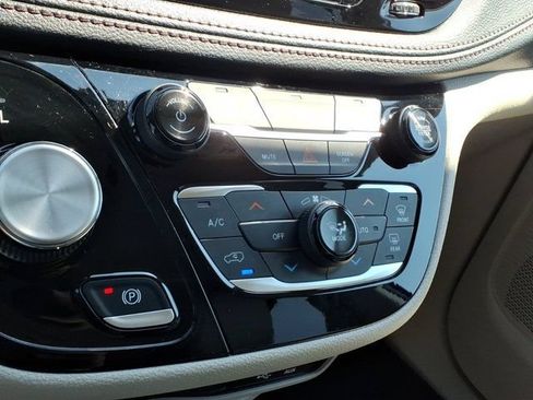 Used 2019 Chrysler Pacifica Limited FWD image 16