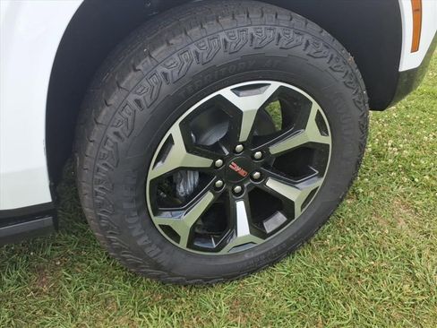 New 2026 GMC Yukon XL AT4 AWD/4WD image 9