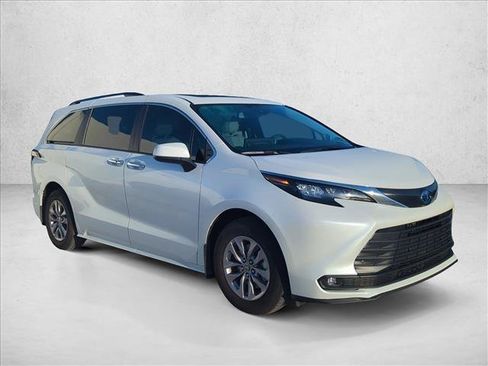 Used 2025 Toyota Sienna XLE w/ XLE Plus Package FWD image 2