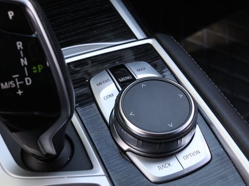 Used 2022 BMW 740i w/ M Sport Package RWD image 31