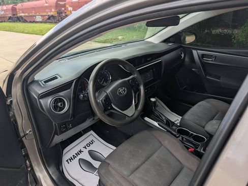 Used 2018 Toyota Corolla LE FWD image 3