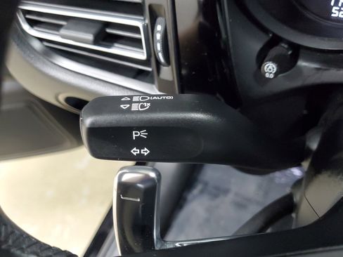 Used 2025 Porsche Macan AWD/4WD image 29