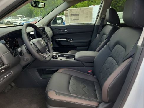 New 2026 Nissan Pathfinder Platinum FWD image 19