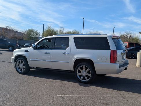 Used 2010 Cadillac Escalade ESV Premium image 5