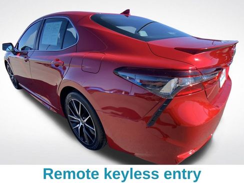 Used 2022 Toyota Camry SE image 4