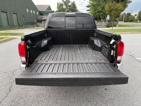 Used 2020 Toyota Tacoma SR5 w/ SR5 Appearance Package (SM) RWD image 12