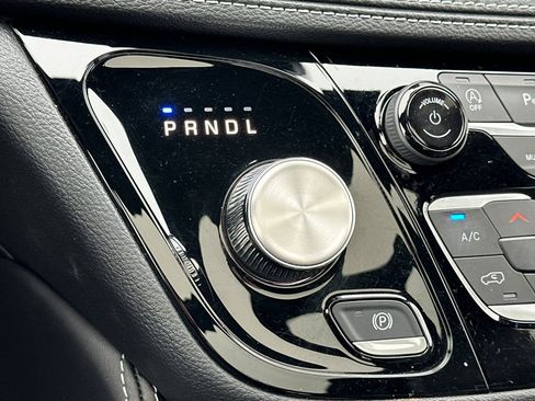 Used 2024 Chrysler Pacifica Limited w/ Uconnect Theater Family Group image 26