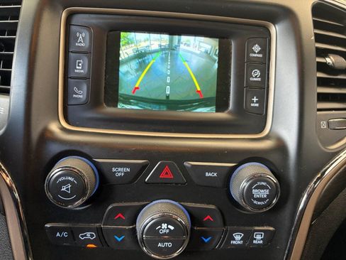 Used 2017 Jeep Grand Cherokee Laredo AWD/4WD image 22