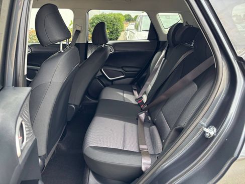 Used 2025 Kia Soul LX w/ LX Technology Package FWD image 23