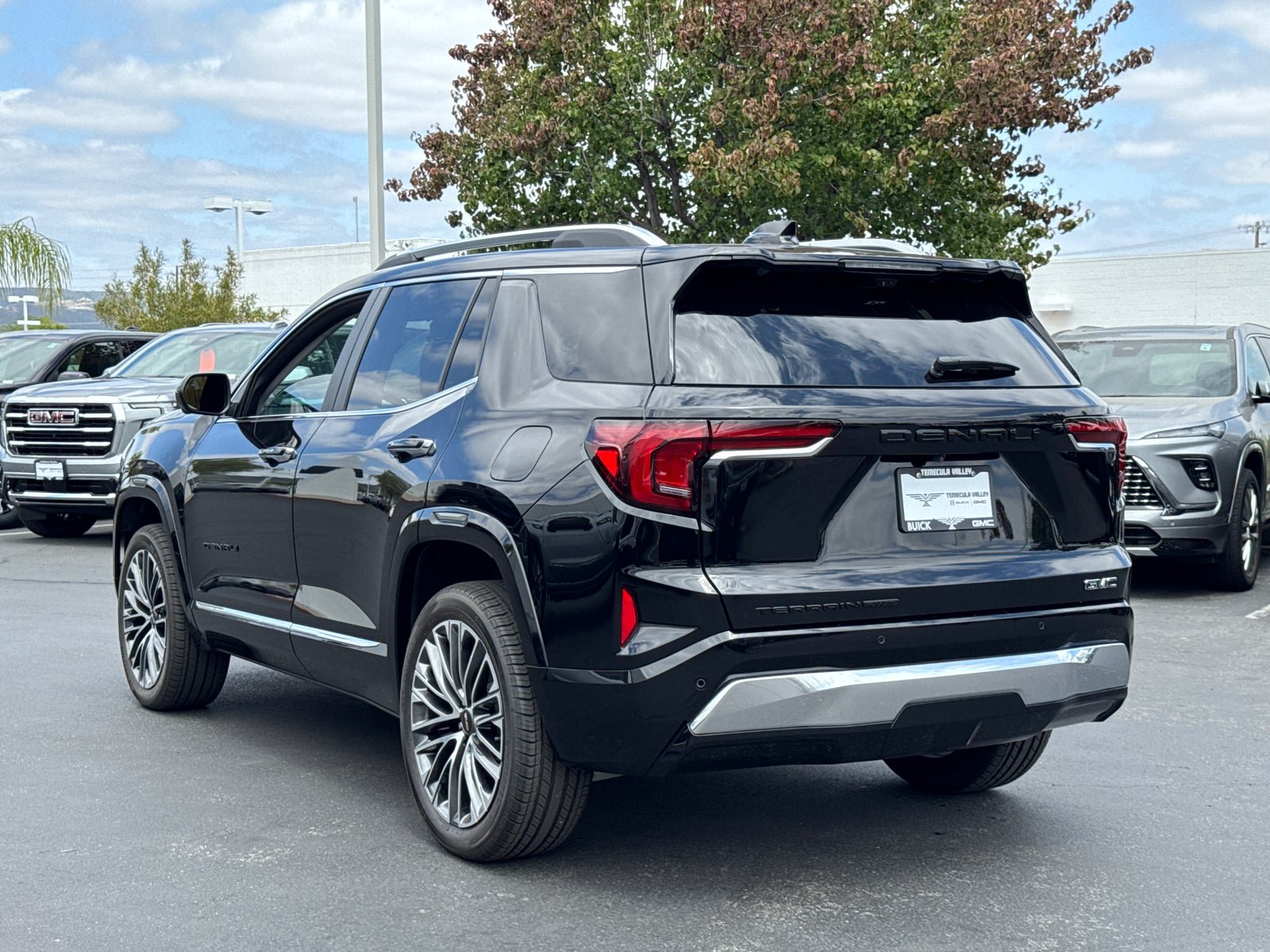 New 2026 GMC Terrain Denali w/ LPO, Black Badging Package AWD/4WD image 13