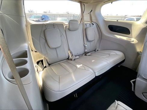 Used 2017 Chrysler Pacifica Touring-L Plus w/ Tire & Wheel Group image 39