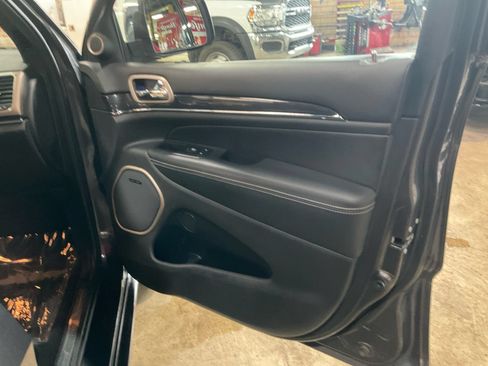 Used 2016 Jeep Grand Cherokee Overland w/ Advanced Technology Group AWD/4WD image 16