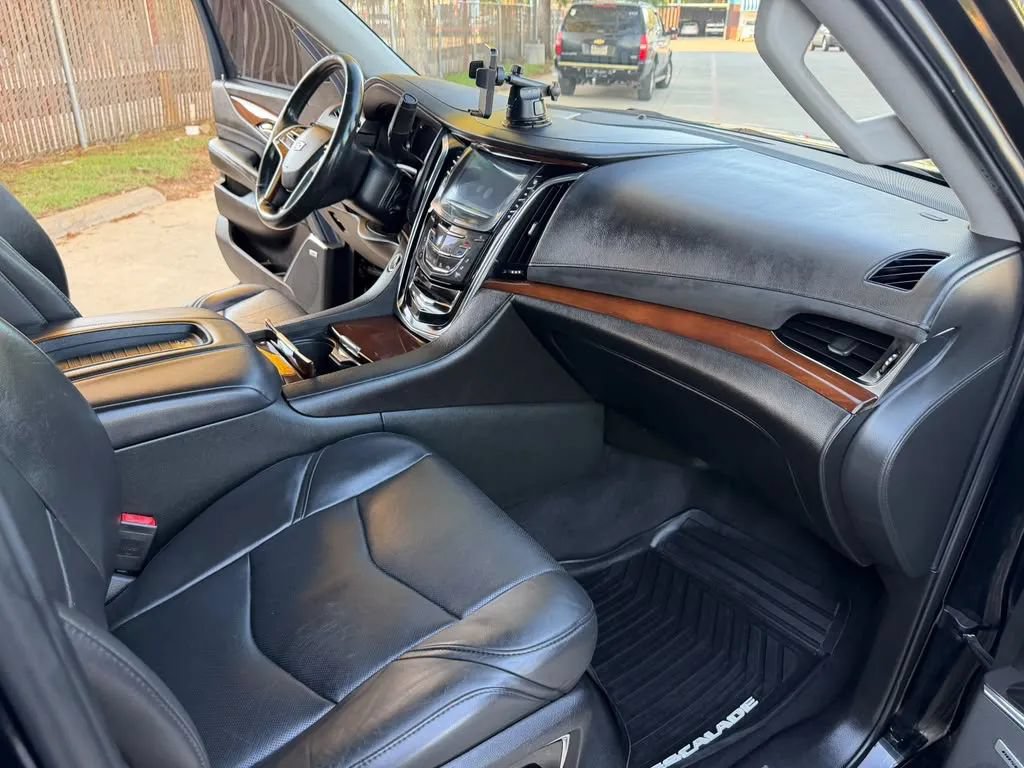 Used 2018 Cadillac Escalade Premium Luxury RWD image 22