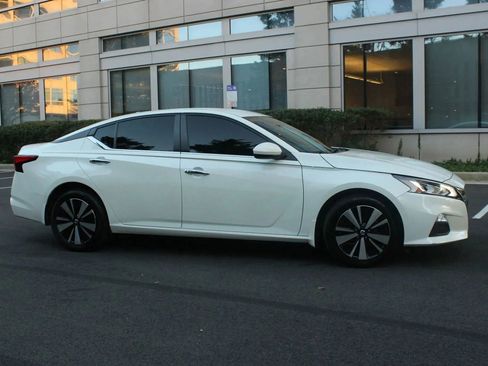 Used 2022 Nissan Altima 2.5 SV AWD/4WD image 2
