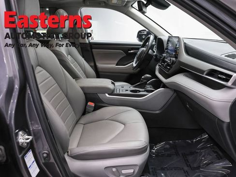 Used 2022 Toyota Highlander XLE AWD/4WD image 24