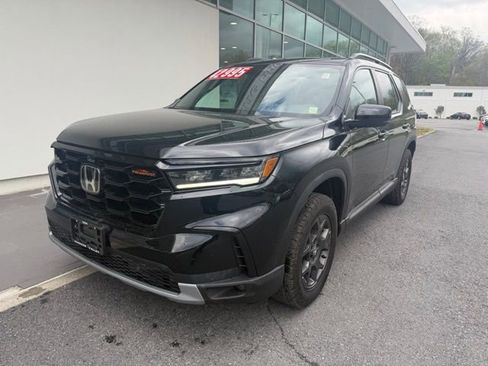 Used 2025 Honda Pilot TrailSport image 3
