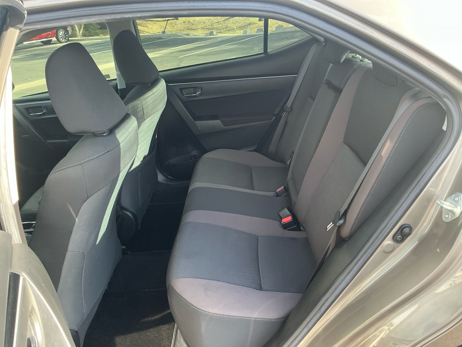 Used 2019 Toyota Corolla LE w/ Carpet Mat Package (TMS) FWD image 17