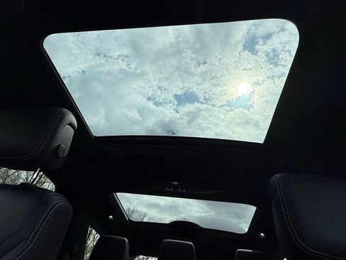 Certified 2025 Land Rover Discovery Dynamic SE AWD/4WD image 29