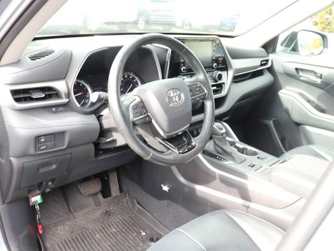 Used 2021 Toyota Highlander XLE AWD/4WD image 10