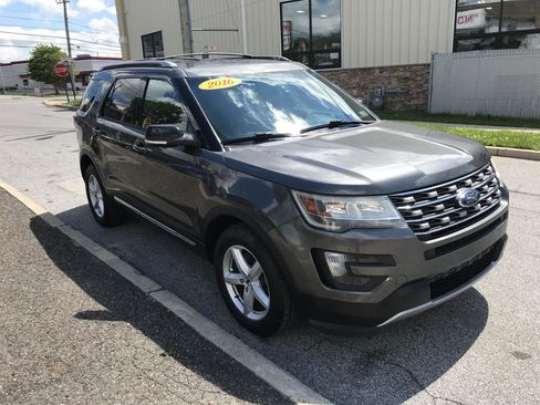 Used 2016 Ford Explorer XLT w/ Equipment Group 202A AWD/4WD image 4