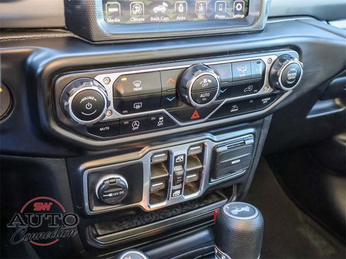 Used 2022 Jeep Wrangler Unlimited Sahara image 32