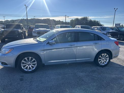 Used 2013 Chrysler 200 Touring FWD image 4