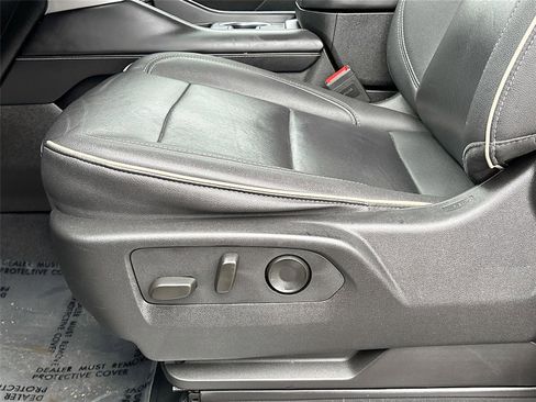 Used 2023 Chevrolet Suburban Premier image 19