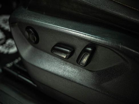 Used 2019 Volkswagen Tiguan SE FWD image 16