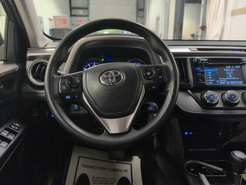 Used 2018 Toyota RAV4 LE image 11