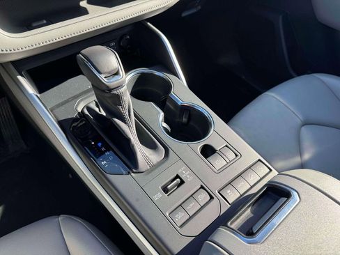 Used 2022 Toyota Highlander XLE image 30